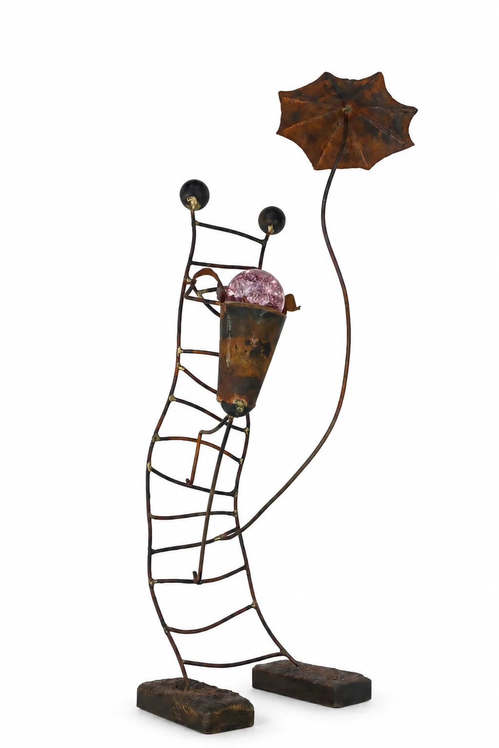 Sculpture lumineuse en métal patiné – “Le Porteur d’Ombrelle”