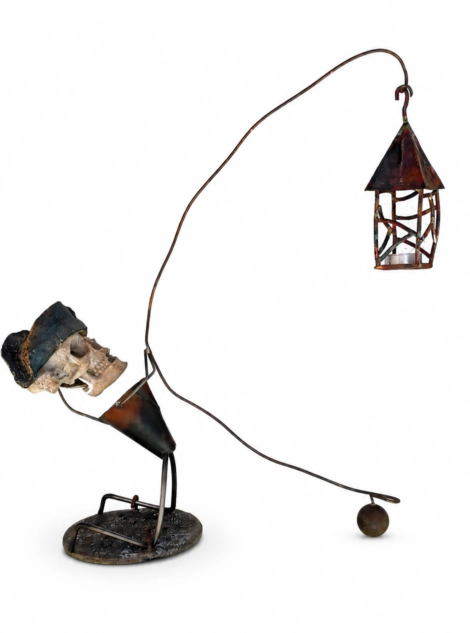 Sculpture en métal patiné avec lanterne suspendue – “Le Gardien à la Lanterne”